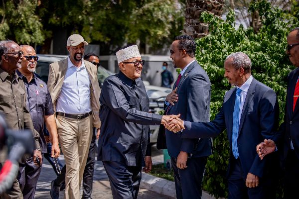 Madaxweynaha Jamhuuriyadda Somaliland Mudane Cabdiraxmaan Maxamed Cabdilaahi Cirro ayaa maanta magaalada Hargeysa ka daah-furay Shirweynaha Qaran ee La Dagaalanka Maydhaanka Lacagaha Sharci darrada ah
