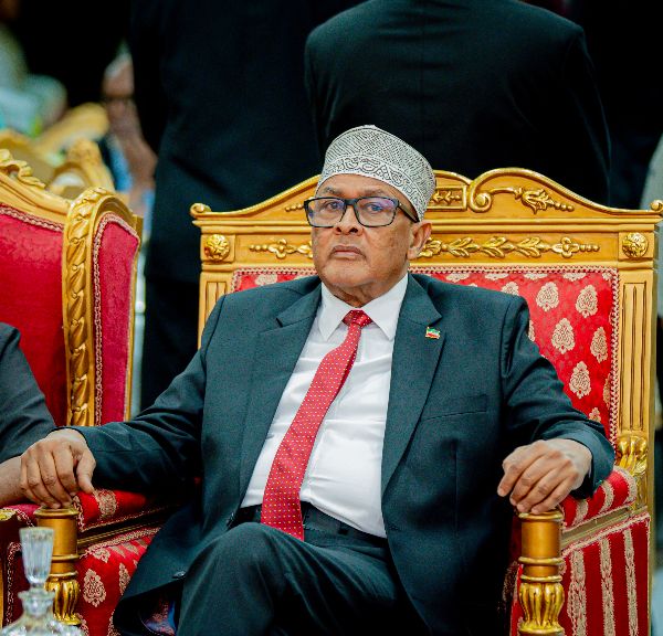 Munaasibad ballaadhan oo loogu dabbaaldegayo sannad-guurada 65-aad ee kasoo wareegtay maalintii ay Jamhuuriyadda Somaliland xorriyaddeeda ka qaadatay gumaystihii Ingriiska, ayaa caawa lagu qabtay xaru
