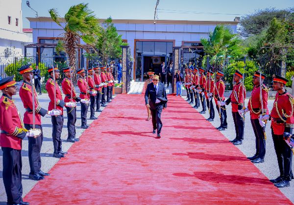 Madaxweynaha Jamhuuriyadda Somaliland, Mudane Cabdiraxmaan Maxamed Cabdillaahi Cirro ayaa maanta safar shaqo ugu baxay dalka Qatar, kaddib markii uu Marti-qaad rasmi ah ka heley Dawladda Dalka Qatar.