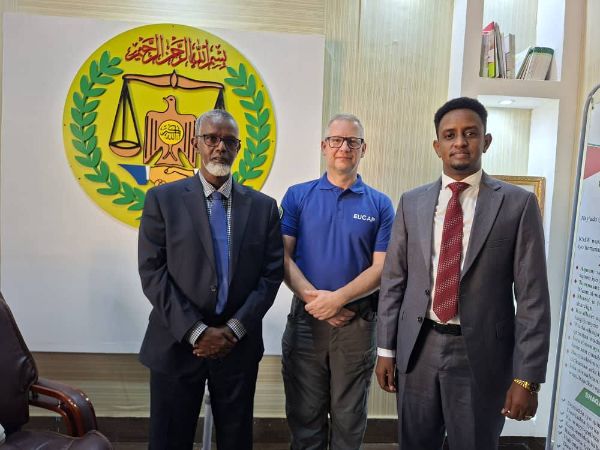 Guddoomiyaha Komishanka Maamul-Wanaaga JSL . Dr. Adan Axmed iyo Gudoomiye ku- xigeenka Komishanka