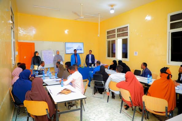 Machadka Shaqaalaha Dawladda  waxaa saaka u so xidhmay Tababar Kaas oo ahaa Conflict Resolution and Negotiation , Tababarkaas oo ay qadanayeen 10 wasaarado iyo hayado iskugu jiraan gaar ahan waaxda ma
