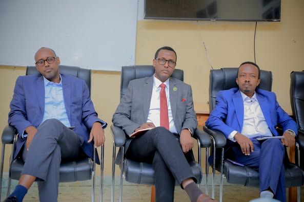Machadka Shaqaalaha Dawladda waxa saaka ka qabsomay Kulan kaas oo ay kasoo qayb galeen Dhamaan Shaqaale waynaha Machadka  kulaankaaas oo uu agasiminayay Agaasimaha Fulinta Machadka mudane Mohamoud Sae