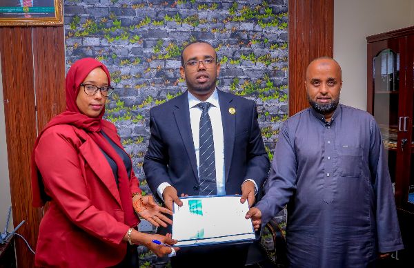 Agaasimaha Guud Wasaaradda Dhallinyarada Iyo Ciyaaraha JSL Md, Cabdillaahi Maxamed Maxamuud (Jiidhe)Ayaa saaka Xilalkii u kala wareejiyey Agaasimihii hore ee Waaxda Maamulka Iyo Lacagta Ee WDH&C...