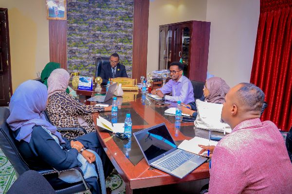 Agaasimaha guud ee Wasaaaradda Dhallinyarada Iyo Ciyaaraha JSL Md, Cabdilahi Maxamed Maxamed (Jiidhe) ayaa saaka gudoomiyay shir muhiim ah oo lagaga hadlayey horumarinta iyo fulinta mashruuca uu....