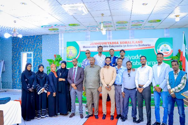 Wasiirka Wasaaradda ayaa maanta kormeer iyo indho-indhayn ku tegay Xarunta Barashada Waddaniyadda ee Wasaaradda.