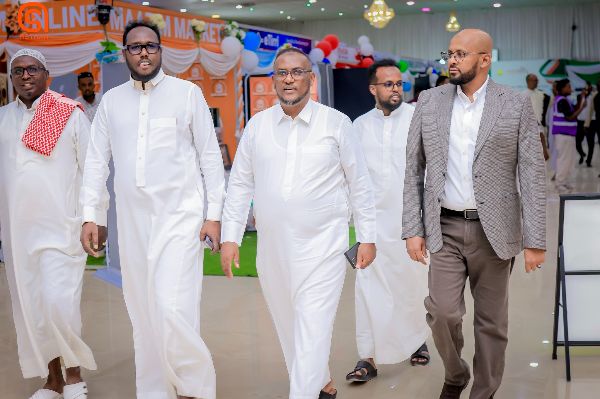 Wasiirka Wasaaradda Isgaadhsiinta Somaliland Mudane Jamaal Maxamed Jaamac ayaa caawa carwada tiknoolajiyadda ku soo dhaweeyay wasiirro ka tirsan xukuumadda Somaliland