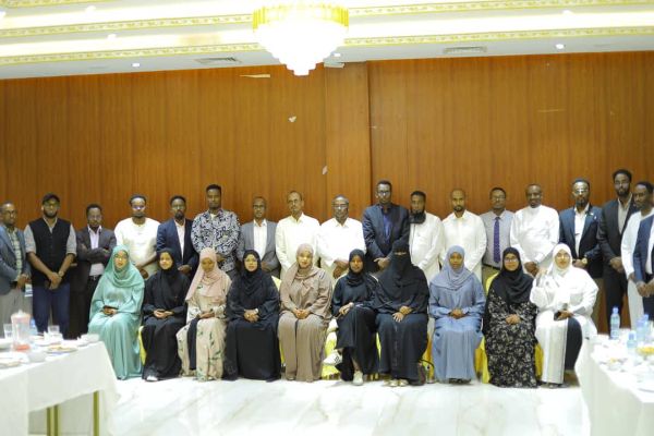 Wasiirka Wasaaradda Isgaadhsiinta iyo Tiknoolajiyadda mudane Jamaal Mohamed Jaamac ayaa kulan casho ah ku maamusay ardaydii tartanka ka qaybgalay iyo maamulkoodii, isagoo dhiirigelin, bogaadin iyo dar