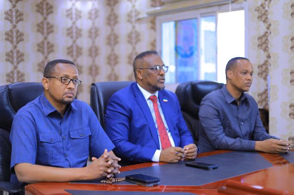 Wasiirka iyo Wasiir ku-xigeenka Wasaaradda Isgaadhsiinta iyo Tiknoolajiyadda JSL oo uu Weheliyo Agaasimaha Guud ee Wasaaradda ayaa Saaka shir la yeeshay Madaxda Mashruuca EA-RDIP ee uu maalgeliyo Worl