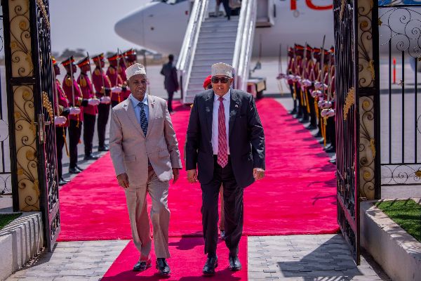 Madaxweynaha Jamhuuriyadda Somaliland iyo weftigii uu hoggaaminayey ayaa maanta si nabad ah ugu soo laabtay dalka, kaddib safar shaqo oo guul taariikhi