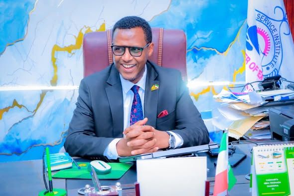 Agaasimaha gobollada bari ee Mac’hadka Shaqaalaha Dawladda mudane Eng Sakariye Cabdixakiin Maxamed ayaa xafiiskiisa ku soo dhaweeyay Agaasimaha Fulinta ee Mac’hadka Shaqaalaha Dawladda mudane Mohamoud