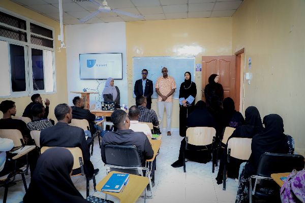 Mac'hadka Shaqaalaha Dawladda waxa uu maanta si toosa u bilabay ardayda Barnaamijka Barasha Luuqada Ingrisiga ee Dibloomada (English Diploma Program), Barnamijkaas oo ay kuxoo baxeen 45 aarday oo ah l