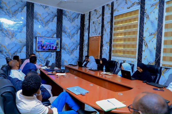 Machadka Shaqaalaha Dawladda waxa saaka ka qabsoomay shirkii todobaadlaha ahaa ee Maamulka, kaas oo ay ka soo qayb galeen dhammaan Agaasimayaasha waaxyaha Machadka. Shirka waxa guddoominayay Agaasimah