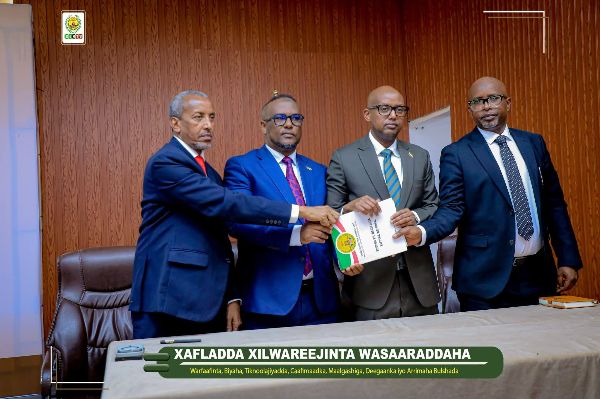 Wasiirka Wasaaradda Isgaadhsiinta iyo Tiknoolajiyadda JSL Mudane Dr Abdisalan Xuseen Cawaale ayaa maanta si rasmi ah Xilka ula wareegay.