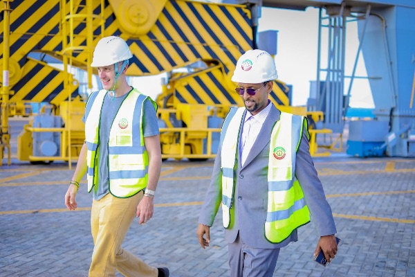 Maareeyaha Hay’adda Dekedaha Somaliland Mudane Cali Diiriye Axmed ayaa muddooyinkii u dambeeyay waraysiyo kala duwan siinayay warbaahinta caalamka, kadib aqoonsigii