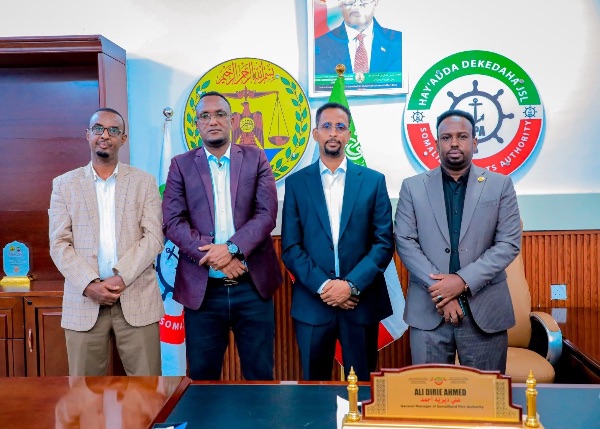 Maareeyaha Hay’adda Dekedaha Somaliland, Mudane Cali Diiriye Axmed, iyo Maareeye Ku-xigeenka Hay’adda ayaa xafiiska Maareeyaha Dekedaha ku qaabilay Maareeyaha Hay’adda Aag